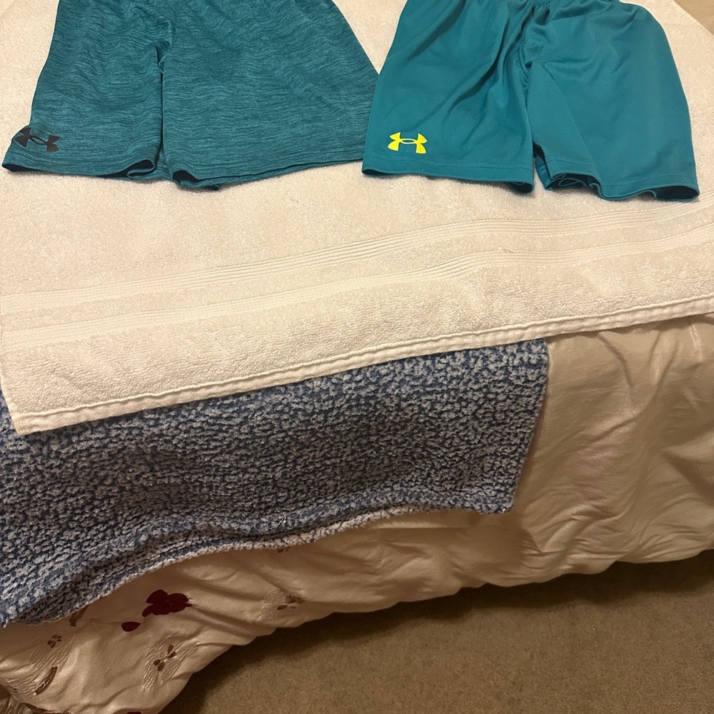 Under Armour boys Athletic shorts teal UA logo size 6 elastic waistband